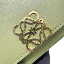 将图像加载到图库查看器中,LOEWE Goya Accordion Clutch GreenA896O44X01 Leather
