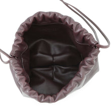 将图像加载到图库查看器中,Bottega Veneta The Valve Shoulder Bag Dark Purple Leather