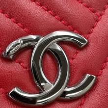 将图像加载到图库查看器中,CHANEL Chevron WChain Tote Red Lambskin