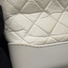 将图像加载到图库查看器中,CHANEL Gabriel WhiteA91810 Aged Calf Leather Size Small