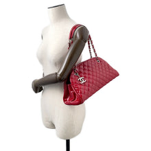 将图像加载到图库查看器中,CHANEL Matelasse Mademoiselle Chain Boring Shoulder Red Patent Leather