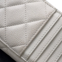 将图像加载到图库查看器中,CHANEL Matelasse fragment case WhiteAP3179 Caviar Leather