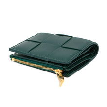 将图像加载到图库查看器中,Bottega Veneta Maxi INTRECCIATO Cassette Bifold Wallet Emerald Green706010 Calf Leather