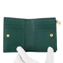 将图像加载到图库查看器中,Bottega Veneta Maxi INTRECCIATO Cassette Bifold Wallet Emerald Green706010 Calf Leather