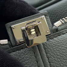 Load image into Gallery viewer, HERMES Victoria 2 12H Vert Amand Evercolor