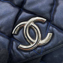 将图像加载到图库查看器中,CHANEL Bubble Quilt ChainShoulder Bag Navy Lambskin