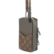 将图像加载到图库查看器中,LOUIS VUITTON Phone box Khaki/BrownM30581 Taiga Leather Monogram