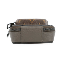 将图像加载到图库查看器中,LOUIS VUITTON Phone box Khaki/BrownM30581 Taiga Leather Monogram