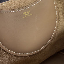 Load image into Gallery viewer, HERMES In the loop Etoupe Taurillon Clemence Swift Leather Size 18/PM