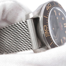 Load image into Gallery viewer, OMEGA Seamaster Diver300 007 Edition W42mm TI Brown Dial210.90.42.20.01.001