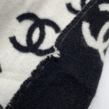 将图像加载到图库查看器中,CHANEL Reversible CC Logo Scarf Black/WhiteAA7067 Wool 92% Cashmere 8%