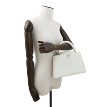 将图像加载到图库查看器中,LOUIS VUITTON Capucines BB snowM55832 Taurillon Leather
