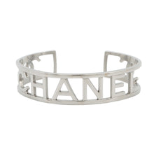 将图像加载到图库查看器中,CHANEL Logo Watermark Bangle Metal