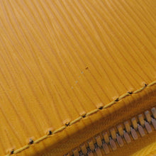 将图像加载到图库查看器中,LOUIS VUITTON Horizon CitronM23223 Epi Leather Size 55