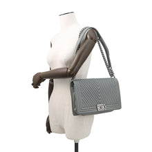 将图像加载到图库查看器中,CHANEL Boy Chanel Chevron ChainShoulder Bag Gray Lambskin beads Size 28