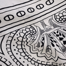 将图像加载到图库查看器中,HERMES Giant Square 140《 Cheval de Coeur Bandana 》 Size 140 White/Black Cashmere70% Silk30%