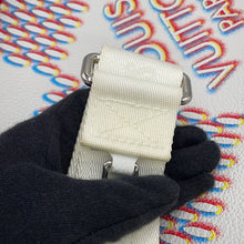 将图像加载到图库查看器中,LOUIS VUITTON Trio Messenger WhiteM20665 Damier Giant Spray