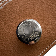 将图像加载到图库查看器中,HERMES Dogon Card Case Gold Evercolor