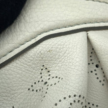 将图像加载到图库查看器中,LOUIS VUITTON Mahina Blanc/BrownM95661 Monogram Mahina Size XS