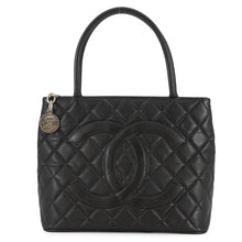 将图像加载到图库查看器中,CHANEL Medallion Tote BlackA01804 Caviar Leather