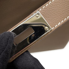 Load image into Gallery viewer, HERMES Kelly Messenger Etoupe Evercolor Size PM