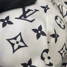 将图像加载到图库查看器中,LOUIS VUITTON Damier Fox Intarsia Fur Jacket Size 38 White/Black1A5RDH Fox Raccoon
