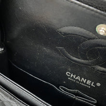 将图像加载到图库查看器中,CHANEL Matelasse Double Flap ChainShoulder Bag BlackA01112 Caviar Leather Size 25