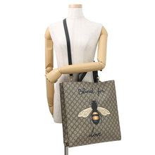 将图像加载到图库查看器中,GUCCI Bee Print Tote Bag Beige/Black450950 GG Supreme Leather