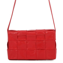 将图像加载到图库查看器中,Bottega Veneta Maxi INTRECCIATO Shoulder Bag Red Leather