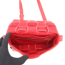 将图像加载到图库查看器中,Bottega Veneta Maxi INTRECCIATO Shoulder Bag Red Leather