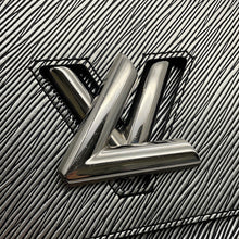 将图像加载到图库查看器中,LOUIS VUITTON Twist SilverM54855 Epi Leather Size MM