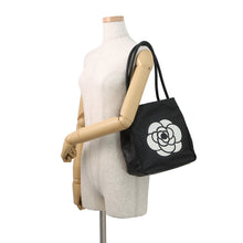 将图像加载到图库查看器中,CHANEL Camellia Essential Tote Black/WhiteA20856 Lambskin