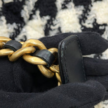 将图像加载到图库查看器中,CHANEL CHANEL 19 Dixneuf Maxi Shoulder Bag White/BlackAS1162 Tweed