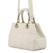 Load image into Gallery viewer, Dior Lady 95.22 lattéM0699OVJX_M030 Calf Leather Size Medium