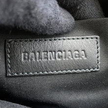 将图像加载到图库查看器中,BALENCIAGA BB Logo Clutch Bag Black695537 pile