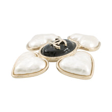 将图像加载到图库查看器中,CHANEL CC Logo Heartshall BroochAB7517 Gold Plated Faux Pearl