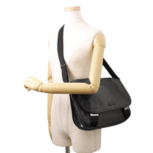 将图像加载到图库查看器中,GUCCI GG Imprime Shoulder Bag Black201732 GG implementation