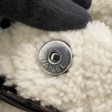 将图像加载到图库查看器中,CHANEL CocoNeige ChainShoulder Bag WhiteAS0981 Pile Leather