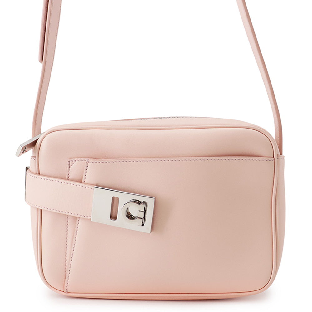 redcarpページ Ferragamo Gancini Archive Camera Case Shoulder Bag Light