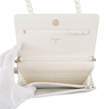 将图像加载到图库查看器中,CHANEL Matelasse Pearl Wallet WhiteAP1841 Lambskin