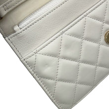 将图像加载到图库查看器中,CHANEL Matelasse Pearl Wallet WhiteAP1841 Lambskin