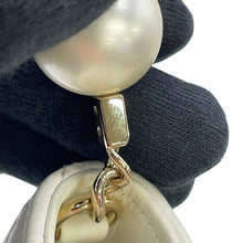 将图像加载到图库查看器中,CHANEL Matelasse Pearl Wallet WhiteAP1841 Lambskin