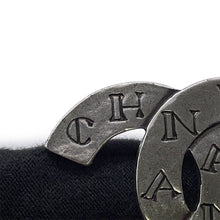 将图像加载到图库查看器中,CHANEL CC Logo Brooch Silver Metal