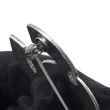 将图像加载到图库查看器中,CHANEL CC Logo Brooch Silver Metal