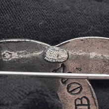 将图像加载到图库查看器中,CHANEL CC Logo Brooch Silver Metal