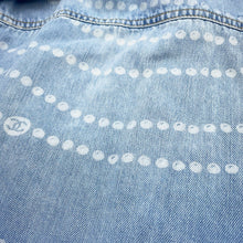 Load image into Gallery viewer, CHANEL Pearl print denim shirt Size 36 Light BlueP79065 V71255 Cotton100%