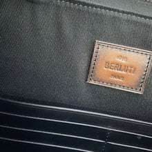 将图像加载到图库查看器中,Berluti Ninovolume Clutch Bag Black/Brown PVC Leather