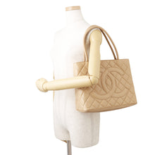 将图像加载到图库查看器中,CHANEL Matelasse Medallion Tote BeigeA01804 Caviar Leather
