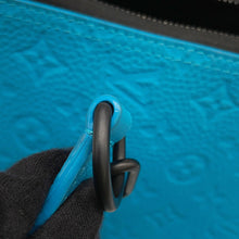 将图像加载到图库查看器中,LOUIS VUITTON Triangle Messenger - Limited Edition, Osaka Midosuji Store, 2020 Turquoise/NoirM55925 Monogram・Taurillon
