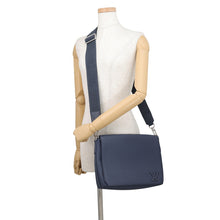Load image into Gallery viewer, LOUIS VUITTON takeoff messenger NavyM23709 Grain Leather
